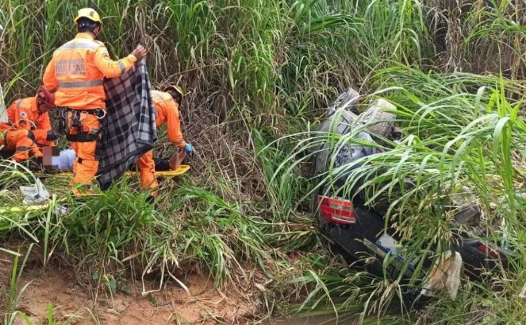 Motorista é resgatado por helicóptero após carro cair em barranco de 15 metros na Grande BH 