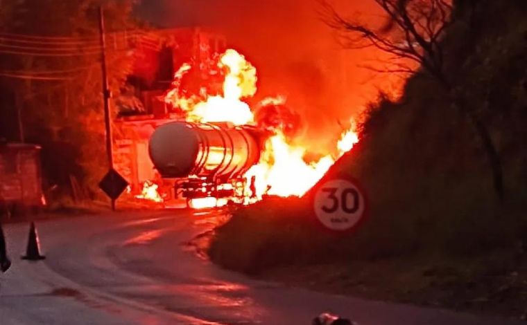 Caminhão-tanque carregado com etanol explode na rodovia MG-133; veja vídeo