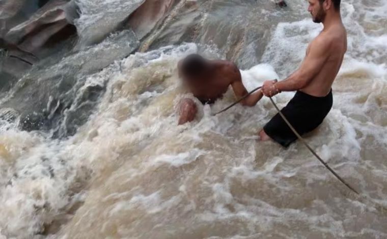 Jovem é resgatado por bombeiros após cair de cachoeira e ficar com perna presa entre pedras, em MG