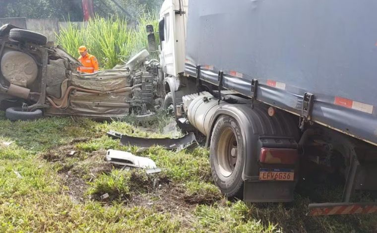 Mulher de 30 anos morre em acidente entre carro e carreta na rodovia MG-050 