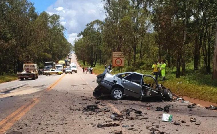 Batida frontal entre carro e carreta deixa um morto na BR-040