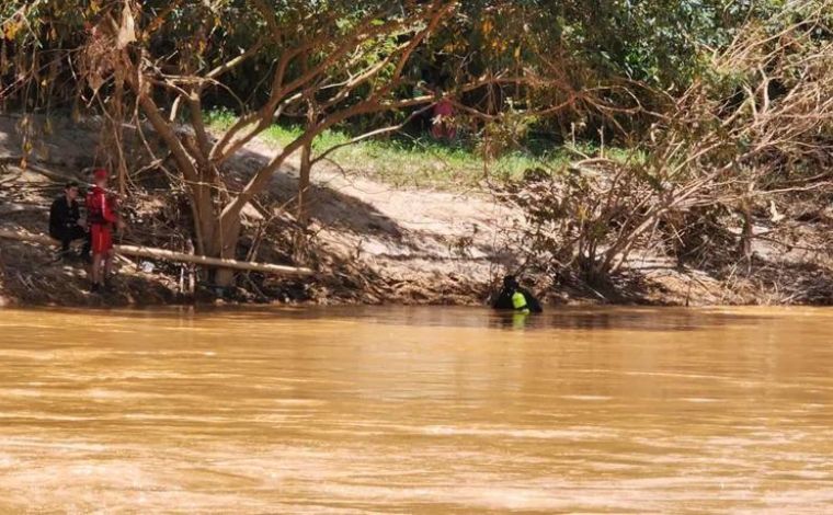 Bombeiros encontram corpos de criança que se afogaram em cachoeira no interior de Minas 