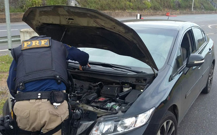 PRF de Sete Lagoas recupera carro roubado e prende homem por receptação