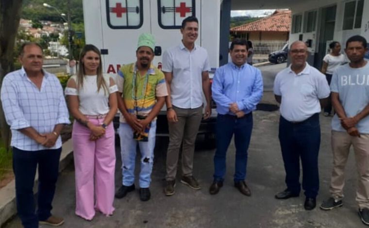 Deputado Douglas Melo entrega ambulância para serviço de saúde de Cachoeira da Prata