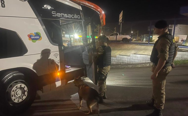 Polícia Militar apreende drogas dentro de ônibus durante blitz em Sete Lagoas 