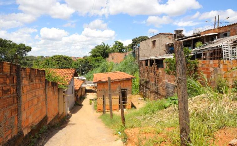 Defesa Civil interdita área sob risco de desabamento no bairro Canadá em Sete Lagoas 