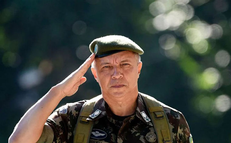 Lula demite comandante do Exército