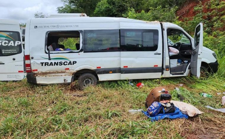 Criança de 7 anos morre em batida entre van e caminhão-tanque na BR-259, em MG