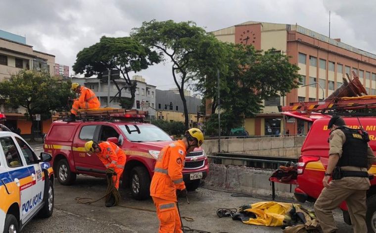 Corpo de homem é encontrado amarrado pelos pés no leito do rio Arrudas, em BH