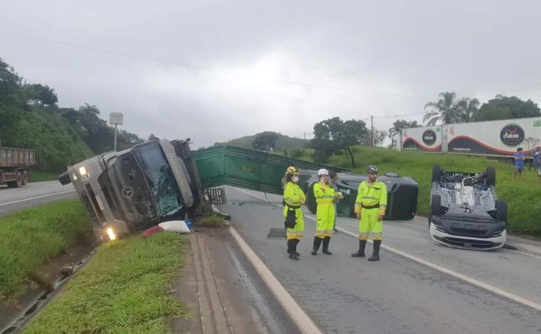 Cegonheira tomba na BR-040 e interdita trânsito em Esmeraldas; carros ficaram espalhados pela via