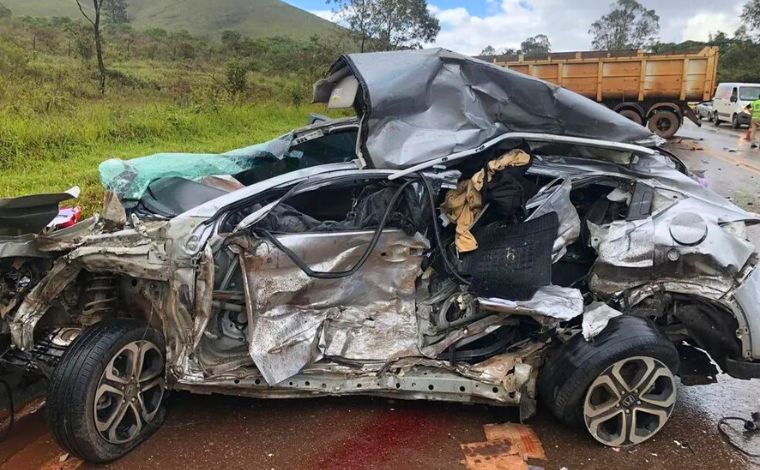 Acidente entre carros e carreta deixa dois mortos e cinco feridos na BR-040, em Itabirito