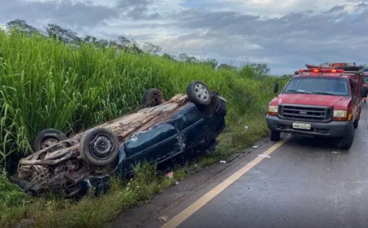 Carro com cinco pessoas da mesma família bate em caminhão e capota na rodovia MG-060