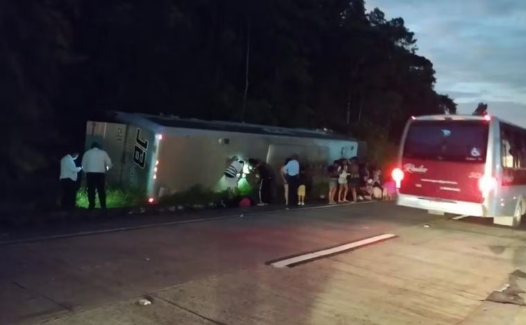 Ônibus tomba e deixa 26 feridos na BR-040, na Serra de Petrópolis