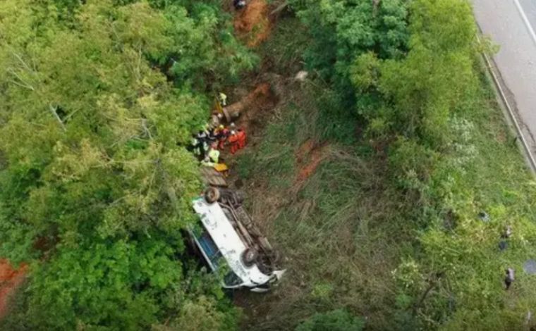 Ao menos três pessoas morrem e 23 ficam feridas após ônibus capotar na BR-040, em Caetanópolis 