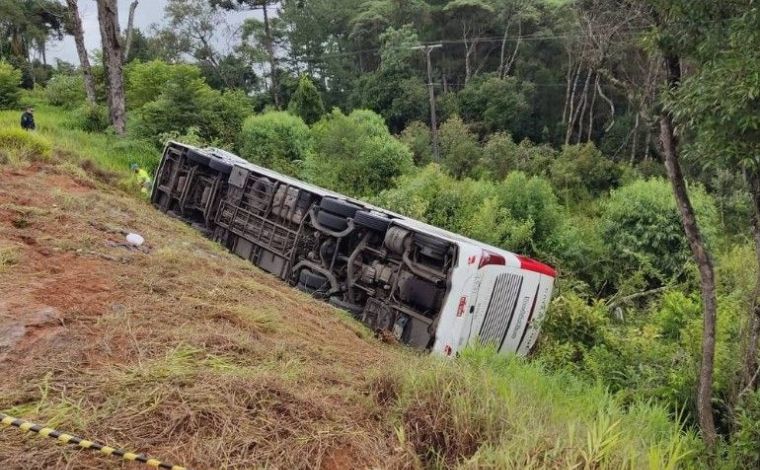 Ônibus com turistas estrangeiros tomba e deixa ao menos 7 mortos na BR-277, no PR 