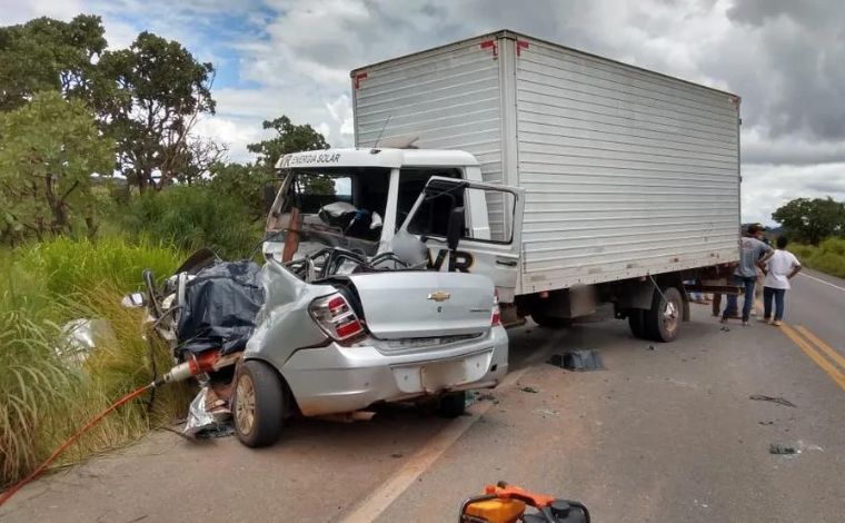 Quatro pessoas morrem após carro desviar de buraco e bater de frente com caminhão na BR-365, em MG