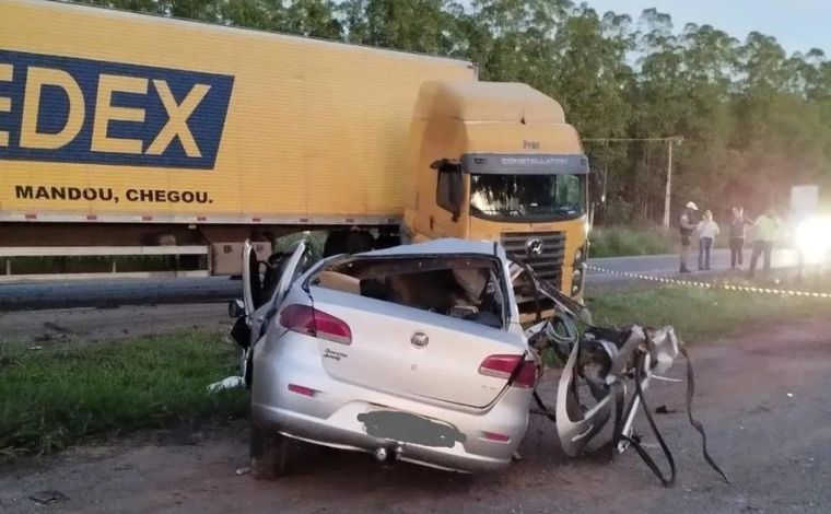 Acidente entre carro e carreta dos Correios deixa um morto na BR-135, em Curvelo