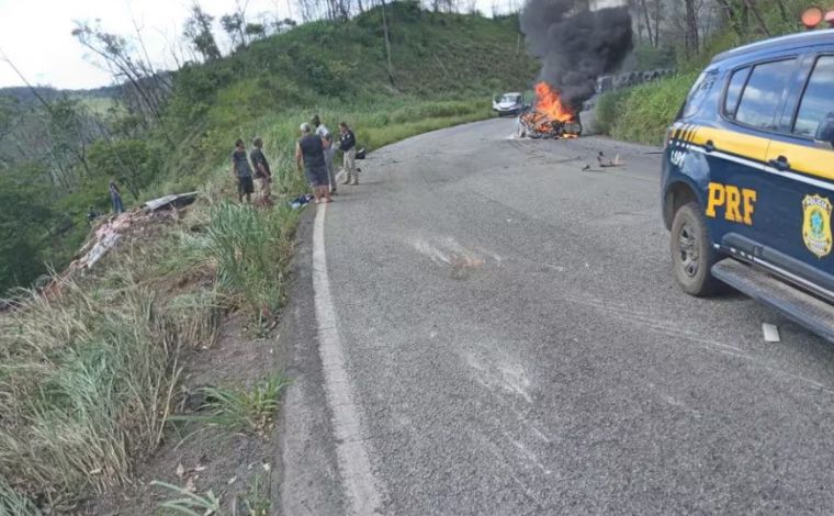  Batida frontal entre caminhão e caminhonete deixa um morto e dois feridos na BR-381, em MG