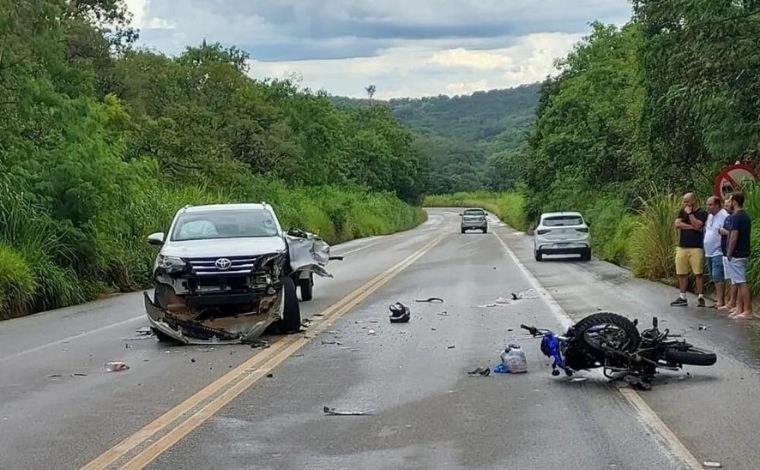 Jovem de 22 anos morre e criança fica gravemente ferida em acidente na BR-494, em MG