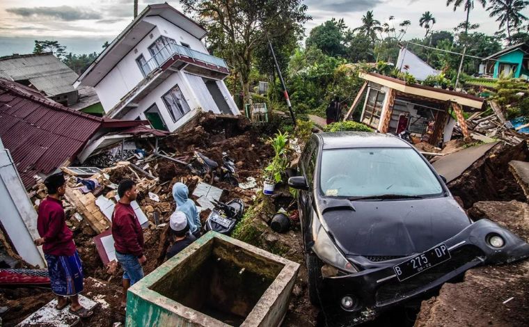 Terremoto de magnitude 7,8 deixa mais de 1.900 mortos e milhares de feridos na Turquia e na Síria 