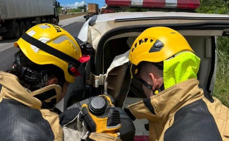 Mulher morre após ser atingida por moto dentro de ambulância no interior de Minas