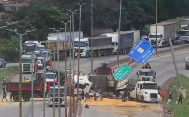 Duas pessoas morrem em acidentes com carreta no Anel Rodoviário de Belo Horizonte