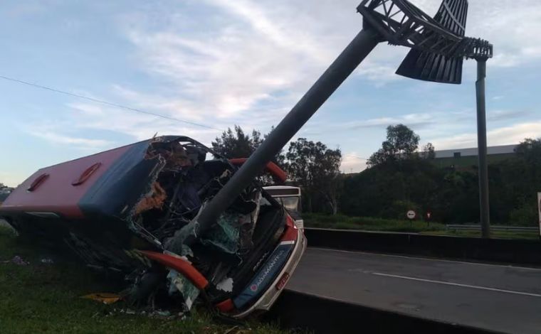 Mulheres ficam feridas após ônibus bater em placa de sinalização e tombar na BR-381, em MG