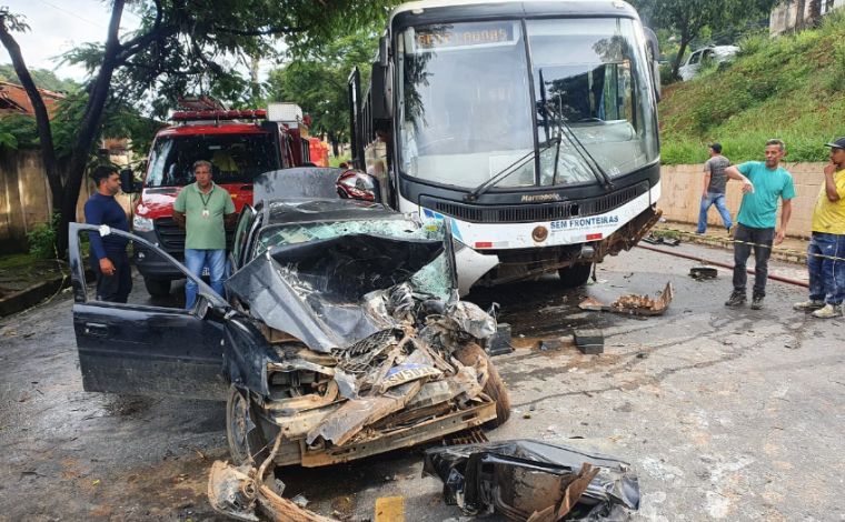 Motorista fica em estado grave após acidente entre carro e ônibus em Inhaúma 