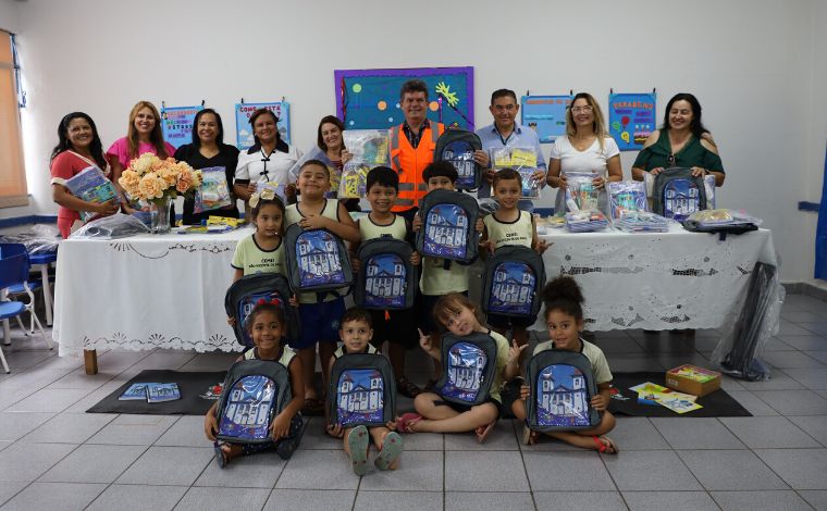 kits escolares são distribuídos para 17 mil alunos da rede municipal de ensino em Sete Lagoas
