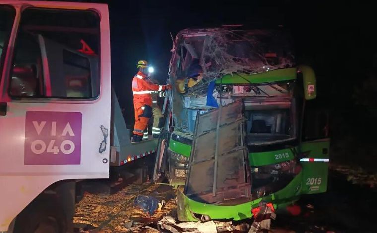 Grave acidente envolvendo carreta e ônibus deixa mortos e feridos na BR-040