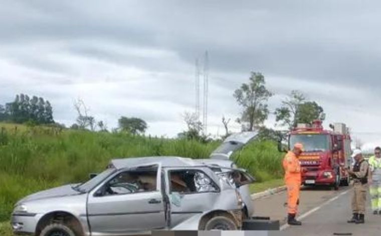 Dois jovens morrem e três ficam gravemente feridos após colisão na rodovia MG-050