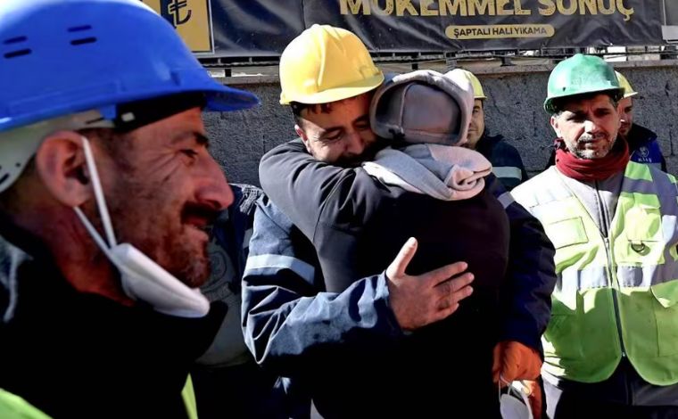 Terremoto na Turquia: adolescente é resgatada com vida após passar 11 dias sob escombros