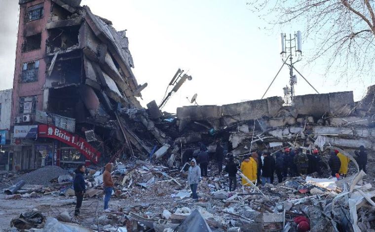 Família síria morre em incêndio após sobreviver a terremoto; cinco crianças estão entre as vítimas