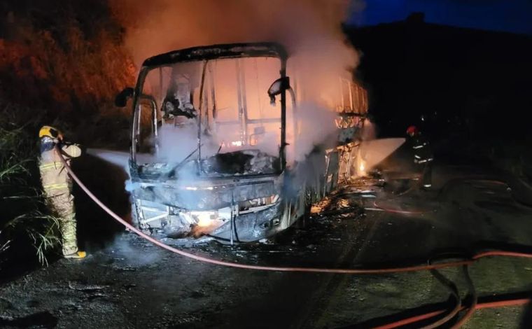 Ônibus que transportava estudantes fica destruído após pegar fogo na rodovia MG-329