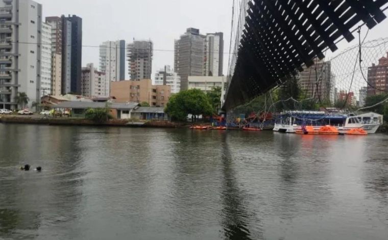 Ponte desaba com cerca de 100 foliões que voltavam do Carnaval; há feridos e desaparecidos 