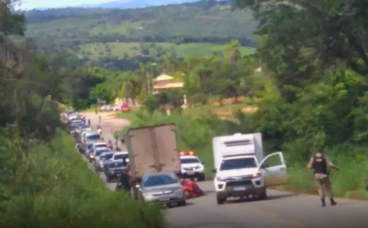 Batida entre caminhão e moto deixa mulher gravemente ferida na rodovia MG-020, em Jaboticatubas 
