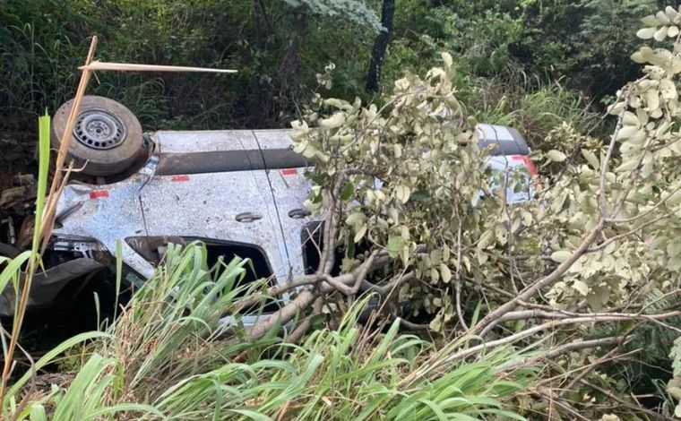 Acidente com van que transportava pacientes deixa sete pessoas feridas na BR-251, em MG 