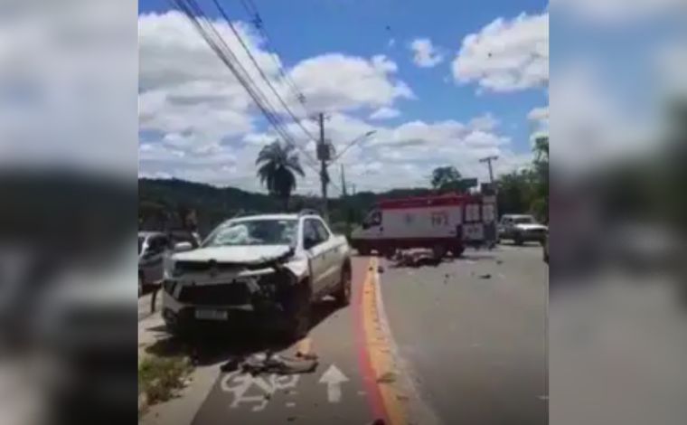 Batida entre caminhonete e motocicleta deixa um morto e um ferido na Grande BH