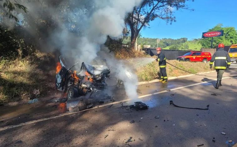 Motorista morre em acidente entre carro e carreta na BR-356, em MG