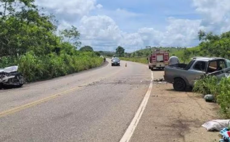 Três pessoas morrem e outras três ficam feridas em acidente entre carro e caminhonete na MGC-418 