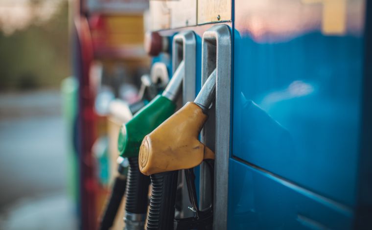 Gasolina deve subir R$ 0,68 por litro com volta de impostos federais, diz Abicom