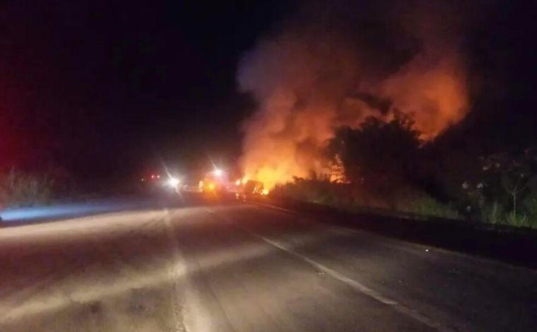 Motorista morre após carreta que transportava bíblias tombar e pegar fogo na BR-116, em MG