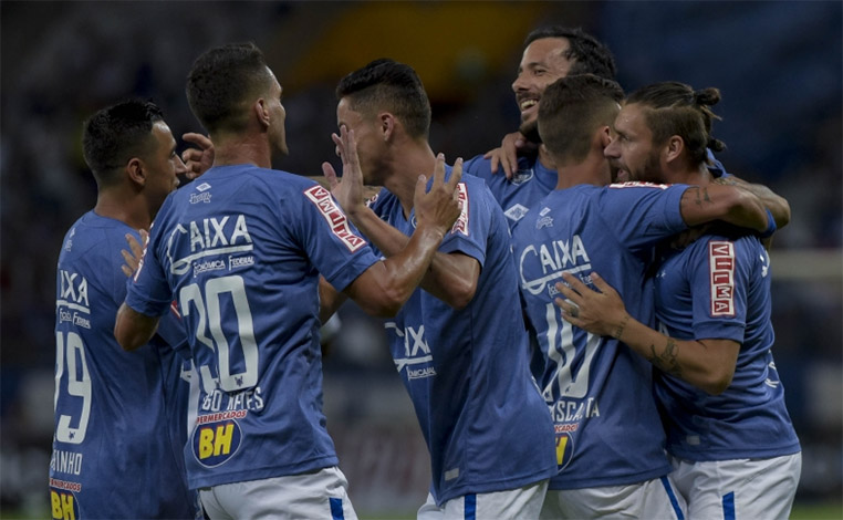 Com quatro de Sóbis, Cruzeiro goleia na estreia de Thiago Neves