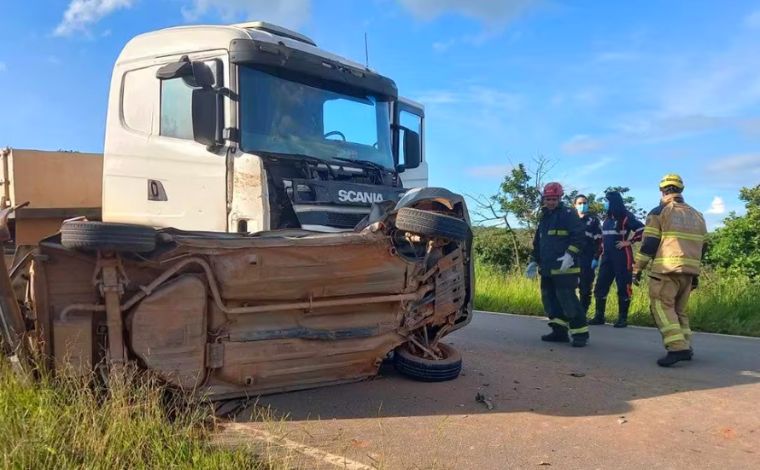 Motorista morre preso às ferragens após colisão entre carro e carreta na rodovia MGC-332