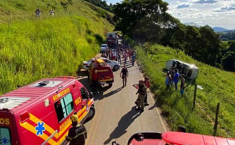 Acidente envolvendo dois veículos deixa um morto e seis feridos em Minas Gerais 