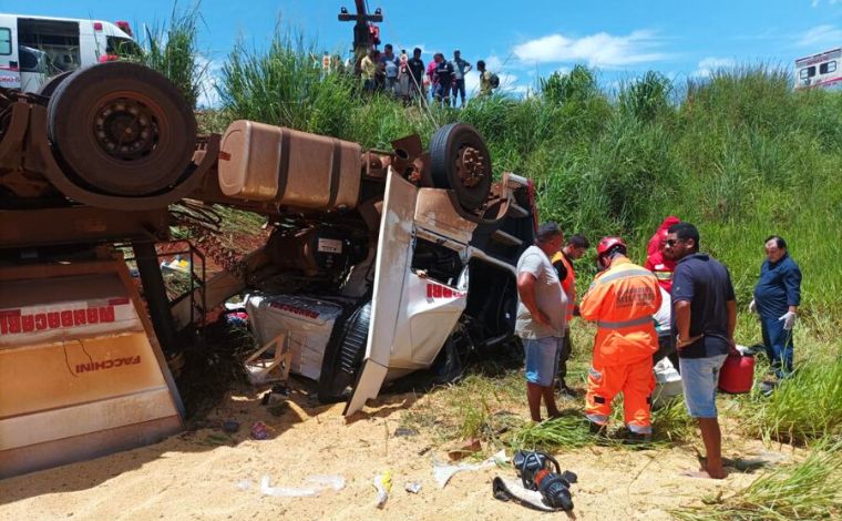 Homem morre após carreta carregada com soja cair em barranco na BR-153, em MG