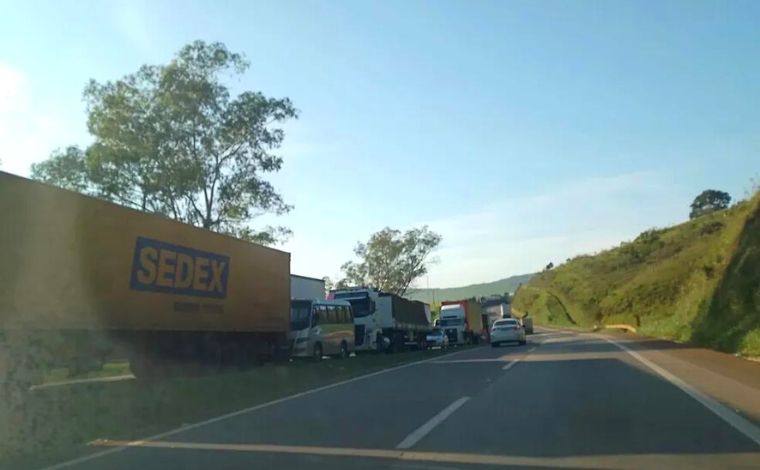 Acidente entre ônibus e carreta deixa um morto e 16 feridos na rodovia Fernão Dias, em MG