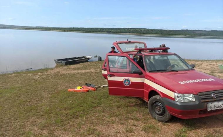 Bombeiros encontram corpo de pescador que desapareceu na represa de Três Marias