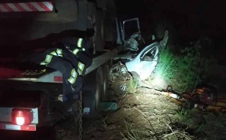 Acidente entre carro e caminhão mata 5 pessoas da mesma família após missa de formatura em GO