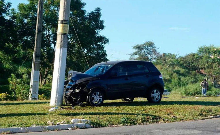 Motorista passa mal ao volante e bate o carro na MG 424